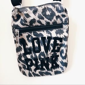 Leopard print VS Pink bag